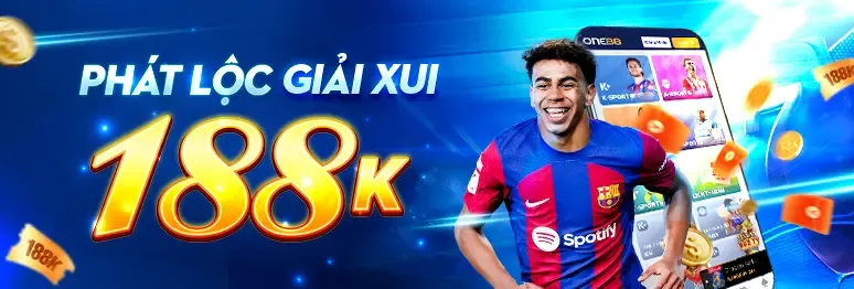 Người chơi esports đang thi đấu với logo hit club